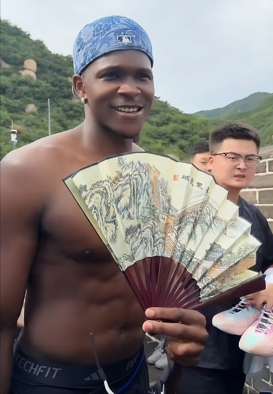 一些媒体人, 兹的行为有, 身赤裸游长